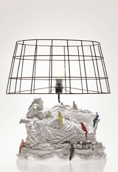 Lampada dama su divano - Rebirth