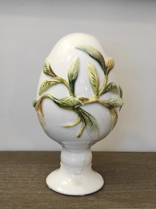 Uovo pasquale con foglie verdi
